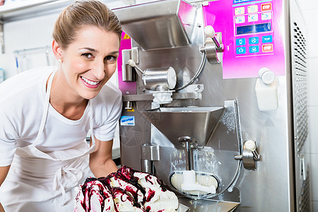 她店里的冰淇淋制造器营业员助手冰激凌快乐女士乐趣圣代机器客厅店铺图片