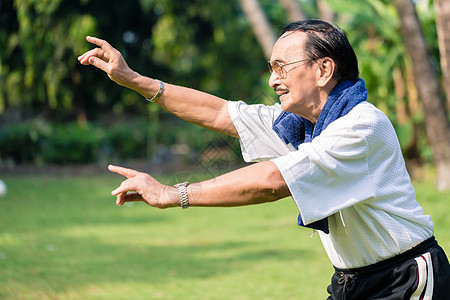 高年男子做瑜伽图片