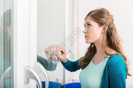 妇女用布清洗门窗玻璃图片