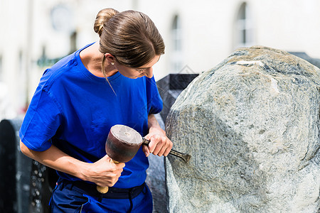 石马森研究用大锤和铁制的巨石作坊职业杂工雕塑工人岩石女士工作女性职场图片