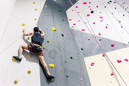 人爬墙墙绳索成人危险男性活动运动挑战风险男人登山者图片