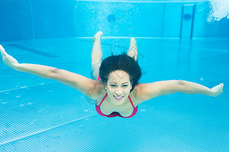 在游泳池水下游泳的女人比基尼运动成人乐趣闲暇游泳衣水池中年人行动活动图片