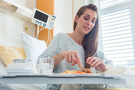 住院病人躺在床上吃饭的饭食中麻醉餐饮职业食物女士保健房间健康卫生诊所图片