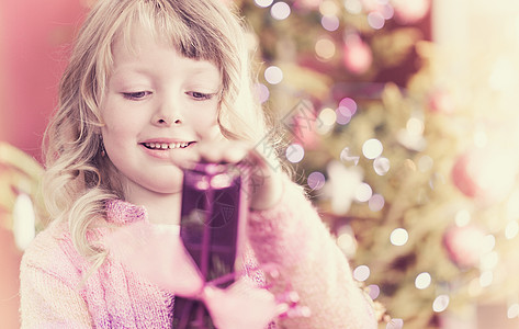 圣诞快乐的小女孩 圣诞夜带礼物过圣诞图片