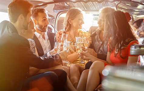 在豪华轿车上缠着眼镜的男女群体奢华汽车裙子订婚学士派对酒精团体女性生日图片