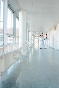 医院走廊3名医生举行短会 有3名医生从业者男人保健女士护理人员护士团体团队卫生门厅图片