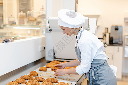 做糕点的女人做糕点角色和巧克力面包的女教友背景