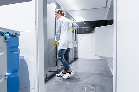 清洁女工或清洁工在洗手间擦地板卫生打扫地面全体女佣人员职员厕所商业服务图片
