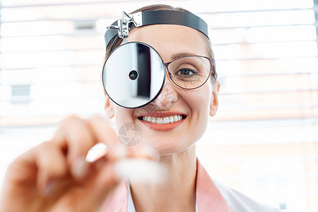 ENT专家为考试准备了时间诊断女士药品工作耳鼻喉科医生咨询病人女性手术图片