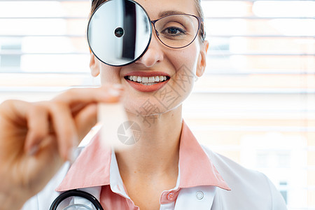 ENT专家为考试准备了时间女性诊断流感从业者病人耳鼻喉科手术女士外科全科图片