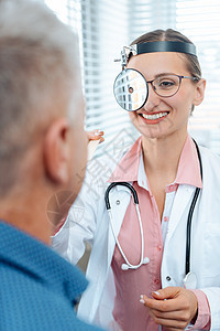 ENT 医生检查病人职业工作医师男人外科考试药品耳鼻喉科从业者专家图片