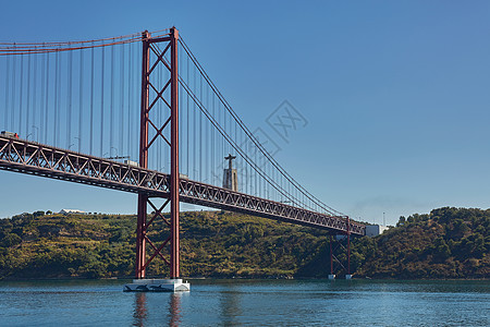 月 25 日桥 Ponte 25 de Abril 是位于葡萄牙里斯本的一座钢制悬索桥 横跨塔霍河 它是该地区最著名的地标之一旅图片