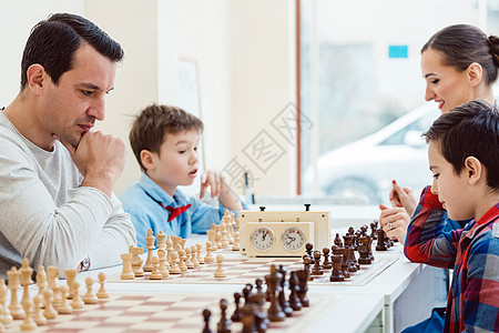 象棋学校的学生孩子棋盘国际象棋教育学习木板比赛教训儿子孩子们背景图片
