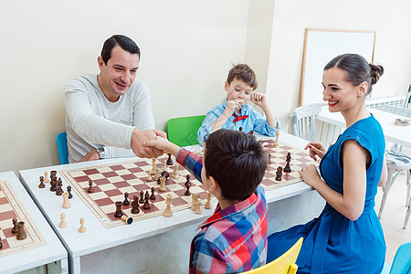 象棋学校的学生教育学习战略爸爸木板比赛儿子父亲孩子们男人图片