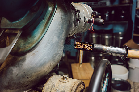 从咖啡烤炉中取出样品测试芳香咖啡馆试色职业咖啡屋生产生意咖啡师机器背景图片