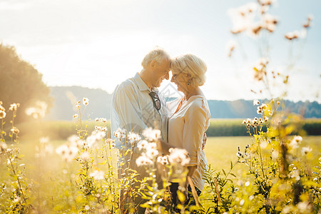 男人和女人拥抱的年长男女仍相爱夫妻女士退休妻子伙伴男人风景人员老年人微笑图片