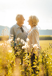 男人和女人拥抱的年长男女仍相爱妻子风景丈夫草地微笑伙伴女士人员男人退休图片