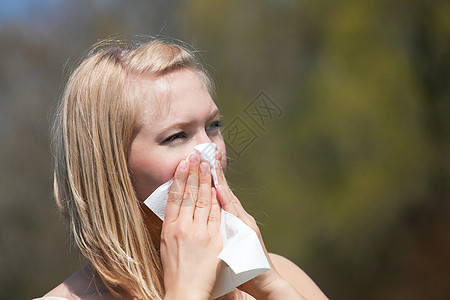 有过敏喷嚏的女人成人流感组织过敏疾病发烧手帕感染喷嚏花粉图片