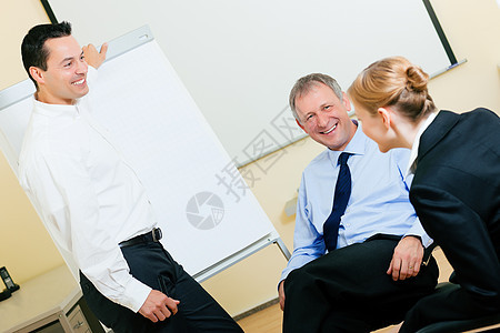 在会上介绍企业情况会议商业男人女性团队套装扬声器讨论人士训练公司图片