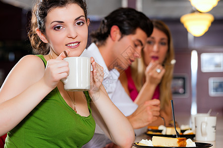 餐厅吃喝的朋友Friends食物桌子咖啡咖啡店女性女士蛋糕微笑乐趣午餐图片