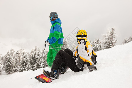 山上滑雪运动员单板娱乐行动男人下坡滑雪板男性运动滑雪者朋友们图片