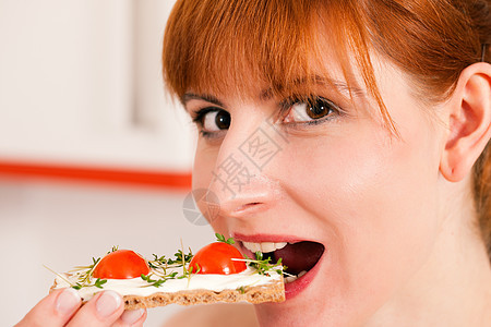 健康饮食带脆饼的女人女性快乐饮食面包薄脆节食食物微笑均衡厨房图片