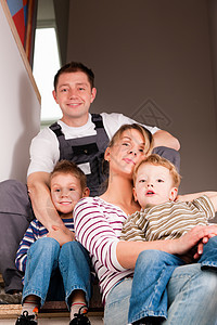 家庭在新家里的移动夫妻公寓家长爸爸妈妈丈夫楼梯母亲儿子们父母图片