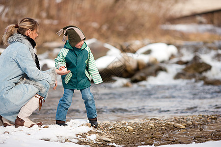 冬季在河边散步的家庭妈妈男生女士后代娱乐母亲孩子儿子图片