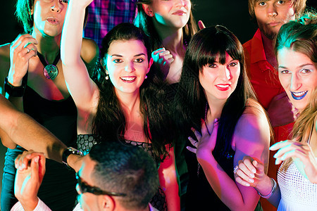朋友在俱乐部或迪斯科跳舞派对舞蹈夜生活女士团体多样性迪厅男人朋友们人群图片