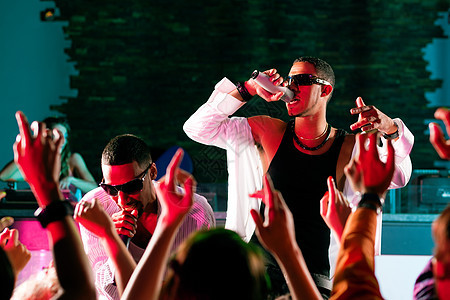 Rap或HipHop音乐演奏者在舞台上表演舞蹈夜生活黑色音乐家艺术家音乐演员歌手唱歌派对图片