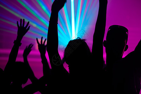 人们用激光在俱乐部跳舞女士舞蹈家夜生活剪影背光朋友们女性灯展派对男人图片
