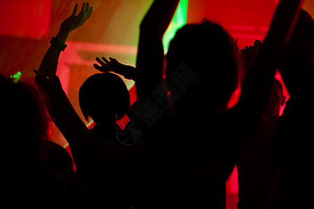人们用激光在俱乐部跳舞女孩们背光地面娱乐音乐派对庆典女性舞蹈灯展图片