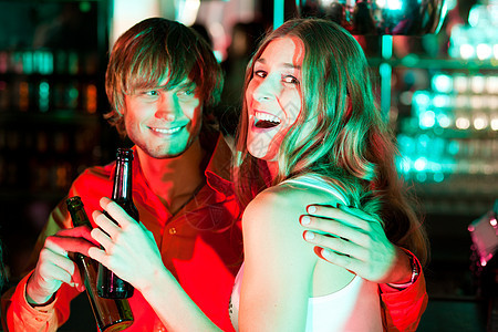 在酒吧或俱乐部喝酒的情侣图片