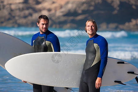 两个冲浪者在沙滩上聊天闲暇冲浪板成人运动活动男人锻炼训练乐趣晴天图片