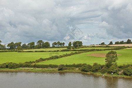北威尔士州 英格兰 联合王国爬坡晴天树木场地农业英语森林土地牧场农田图片