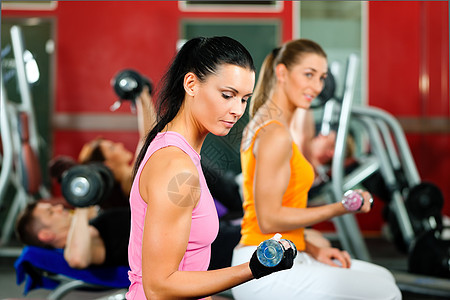 体操锻炼时有体重重量的人力量数字健身房俱乐部哑铃女性训练女士权重健身图片