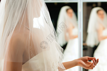 婚纱服装店的新娘 结婚礼服配件镜子面纱裙子婚礼反射白色薄纱幸福女士图片
