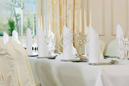 婚礼     盛宴的装饰桌银器眼镜桌子接待水晶玻璃花朵餐巾花束午餐图片
