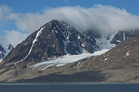 高北极斯瓦尔巴德群岛斯皮茨贝根的Liefdefjord海岸线和山脉环境旅游峡湾冰川顶峰风景悬崖蓝色旅行天空图片