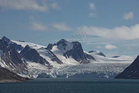 高北极斯瓦尔巴德群岛斯皮茨贝根的Liefdefjord海岸线和山脉海岸探索天空冰川旅游顶峰山峰海洋蓝色悬崖图片