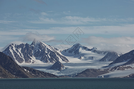 高北极斯瓦尔巴德群岛斯皮茨贝根的Liefdefjord海岸线和山脉天空山峰海洋环境旅游总站风景顶峰冰川海岸图片