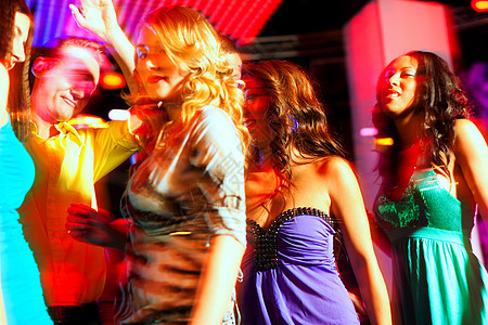 在迪舞厅或俱乐部里跳舞的荒野女士音乐女性舞蹈家成人团体喜悦夜店多样性图片