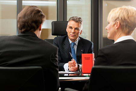 律师或公证人在其办公室的委托人辅导会议讨论领带文档客户沉降合同眼镜职业图片