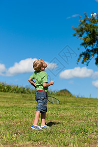 家庭  小男孩在户外玩羽毛球闲暇活动儿子后代乐趣草地孩子男生童年兄弟图片