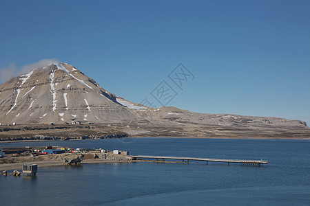 新奥勒松小镇位于斯瓦尔巴特群岛 是挪威和北极之间的挪威群岛 这是世界上最北端的平民聚居地 拥有 16 个永久性研究站蓝色钓鱼研究图片