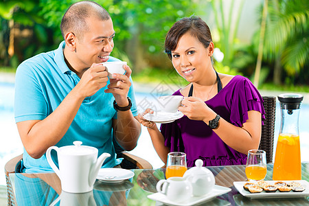 喝果汁的情侣在家门廊喝咖啡的亚洲情侣果汁阳台婚姻夫妻女性蛋糕门廊早餐已婚食物背景