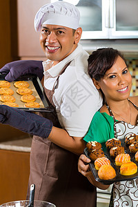 亚洲情侣在家厨房烤蛋糕面包喜悦夫妻女性营养活动婚姻展示男人乐趣图片
