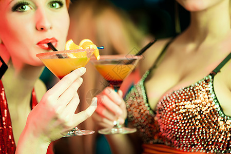 参加俱乐部或迪斯科酒鸡尾酒会的妇女酒精酒吧余场女士楷模成人饮料女孩们裙子乐趣图片