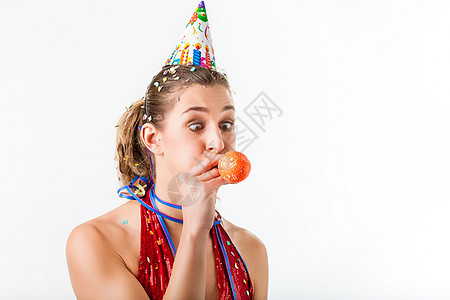 女人庆祝生日 炸气球的图片