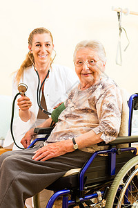 年轻护士和在养老院的女老人测量服务员医疗服务公益血压福利轮椅老年照顾者图片